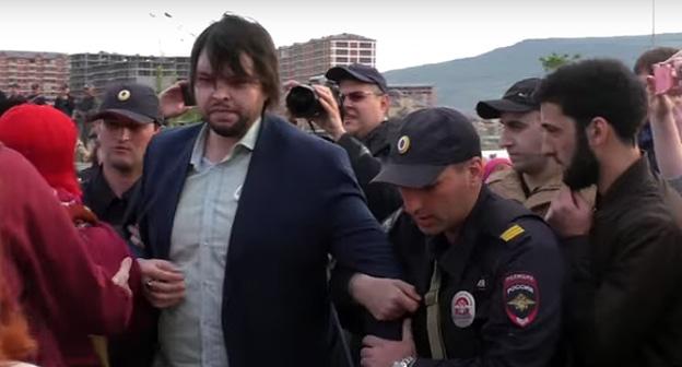 Арест участника акции противников строительства храма в парке "Ак-Гель" 06.05.2018. Фото: кадр видео Caucasian
https://www.youtube.com/watch?time_continue=11&v=M49LEWhhj6w