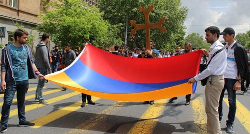 Участники шествия в Ереване несут флаг Армении. Фото Тиграна Петрсояна для "Кавказского узла"