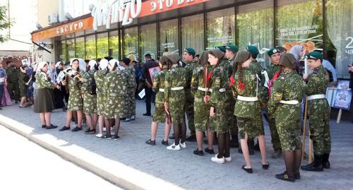 Участники акции "Бессмертный полк" в центре Грозного, в ожидании начала шествия. Фото корреспондента "Кавказского узла"