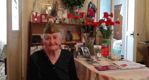 95- летняя Вера Васильевна Яковлева-ветеран и участница войны в своей квартире с цветами и поздравлениями от властей.Фото Светланы Кравченко для "Кавказскогоузла"