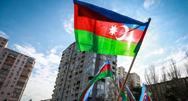 Флаг Азербайджана на митинге. Фото Азиза Каримова для "Кавказского узла"