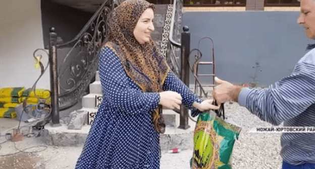 Жительница Чечни получает пакет с продуктовым набором. Кадр видеосюжета телеканала "Грозный"
https://www.instagram.com/p/BioZnDRnd17/