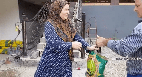 Жительница Чечни получает пакет с продуктовым набором. Кадр видеосюжета телеканала "Грозный"
https://www.instagram.com/p/BioZnDRnd17/