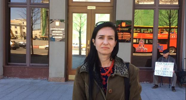 Татьяна Степаненко у приемной президента. Фото Анатолия Алферова.