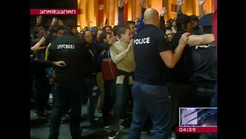 Сотрудники полиции и участники акции протеста в Тбилиси. 12 мая 2018 года. Кадр из видеорепортажа "Рустави 2" http://rustavi2.ge/en/news/103763