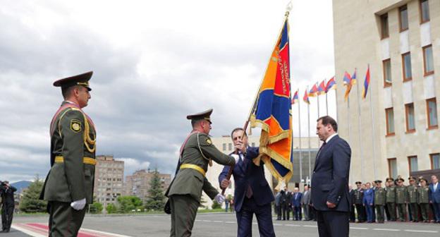 Новый министр обороны Армении Давид Тоноян принимает военный штандарт у своего предшественника Вигена Саргсяна 12 мая 2018 года. Фото пресс-службы Минобороны Армении.