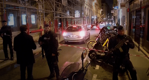 Полиция на месте теракта в Париже 12 мая 2018 года. Кадр из видеосюжета Reuters.