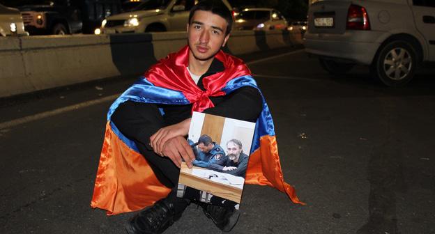 Сторонник  отряда. Фото Тиграна Петрсояна для "Кавказского узла"