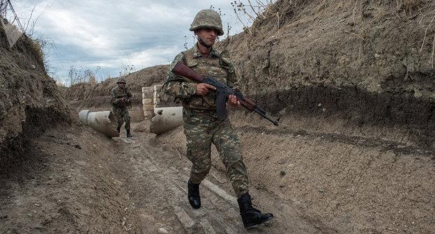 На передовой позиции  обороны НКР. © Sputnik / Илья Питалев
https://ru.armeniasputnik.am/karabah/20180514/12018071/tyazhelo-ranen-no-zhiv-v-karabahe-soldata-obstrelyali-so-storony-azerbajdzhana.html
