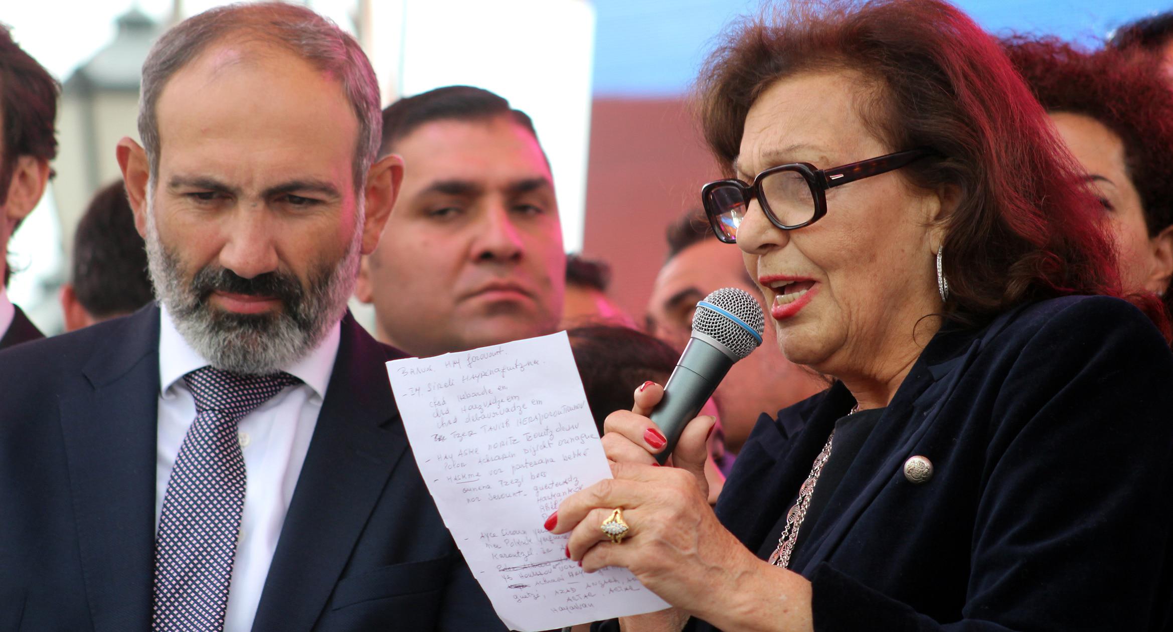 Поздравить армянский народ и Никола Пашиняна с победой прилетела известная французская певица Рози Армен. Ереван, 8 мая 2018 г. Фото Тиграна Петросяна для "Кавказского узла" Поздравить армянский народ и Никола Пашиняна с победой прилетела известная французская певица Рози Армен. Ереван, 8 мая 2018 г. Фото Тиграна Петросяна для "Кавказского узла"