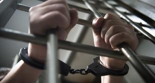 Наручники на руках. Фото Елены Синеок, Юга.ру