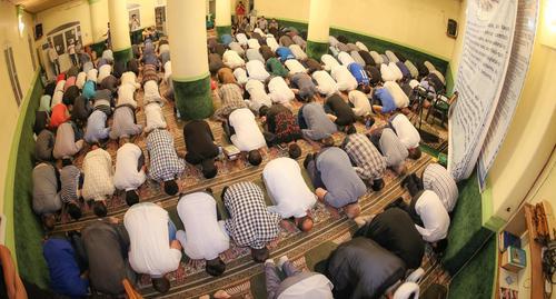 Верующие на молитве в мечети. Фото Азиза Каримова для "Кавказского узла"  