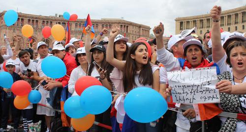 Сторонники Никола Пашиняна следят за голосованием в парламенте. Ереван, 8 мая 2018 года. Фото Тиграна Петросяна для "Кавказского узла"