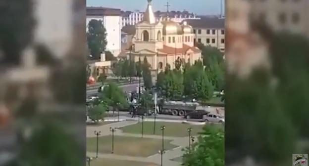 Скриншот видео с места нападения на церковь в Грозном https://www.youtube.com/watch?v=ubzraQN5jRU