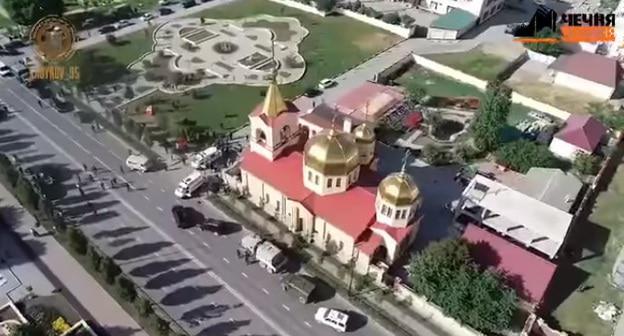 Церковь Архангела Михаила в Грозном. Скриншот с видео https://www.youtube.com/watch?v=pyDFzARA7zw&t=73s 