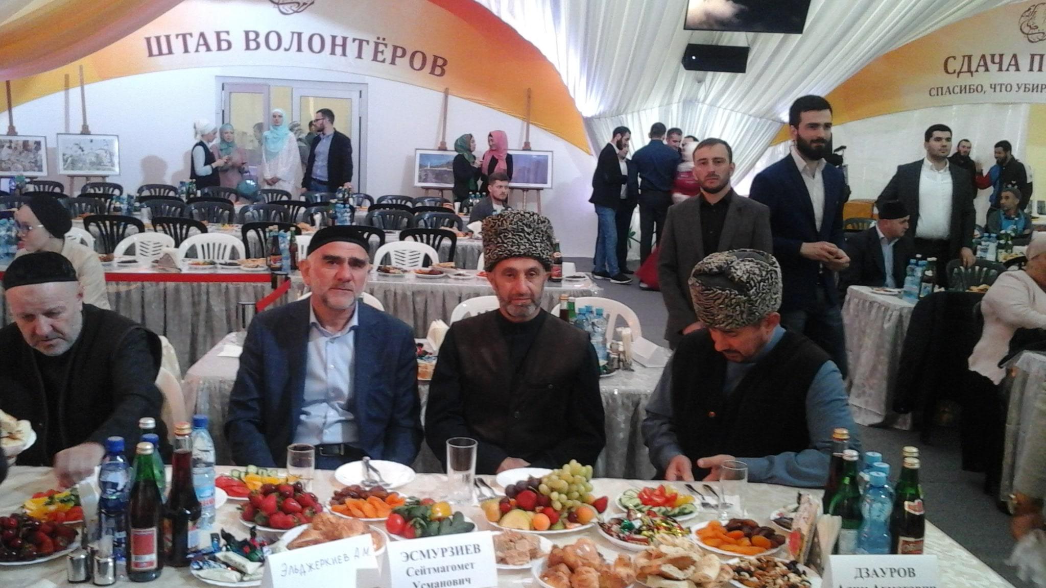 Старейшины из Ингушетии на ифтаре в Шатре Рамадана. Москва, 19 мая 2018 года. Фото Рустама Джалилова для "Кавказского узла"