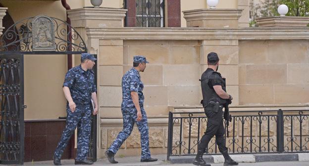 Сотрудники полиции возле церкви Архангела Михаила в Грозном. 19 мая 2018 г. Фото: REUTERS/Said Tsarnayev