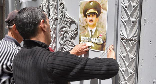 Акция протеста около здания Конституционного суда Армении с требованием оправдать бывшего главу Минобороны Нагорного Карабаха Самвела Бабаяна. Ереван, 21 апреля 2018 г. Фото © Sputnik / Aram Nersesyan
https://ru.armeniasputnik.am/society/20180521/12154522/ocherednaya-akciya-protesta-v-erevane-hotyat-otstavki-genprokurora.html
