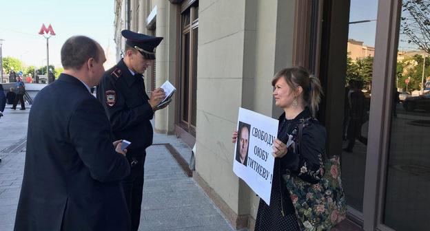 Одиночные пикеты в защиту Оюба Титиева. Москва, 21 мая 2018 года. Фото Рустама Джалилова для "Кавказского узла"