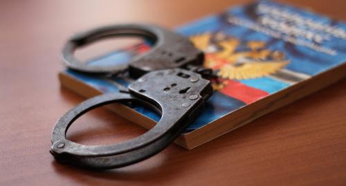 Уголовный кодекс РФ и наручники. Фото: Валентина Мищенко / Югополис