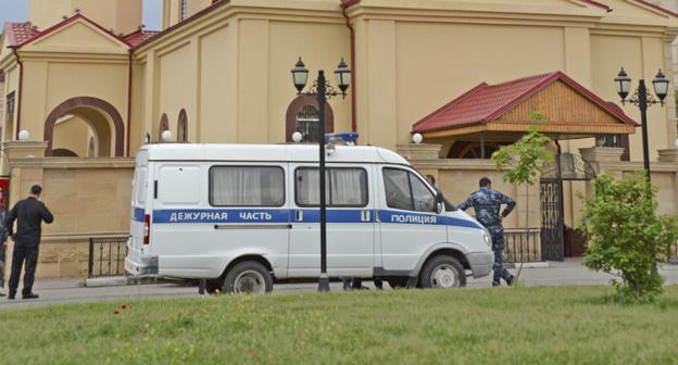 Сотрудники полиции возле храма Архангела Михаила в Грозном. 19 мая 2018 г. Фото: REUTERS/Said Tsarnayev