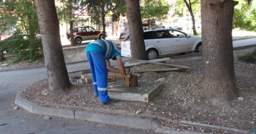 Рабочий бетонирует площадку в зеленой зоне Сочи. Фото: Светлана Кравченко для "Кавказского узла".