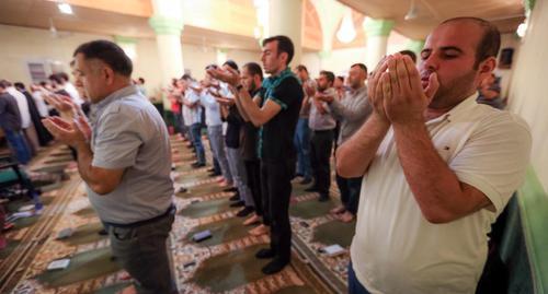 Шииты молятся в мечети " Гаджи Джавад"  в Баку. Фото Азиза Каримова для "Кавказского узла"
