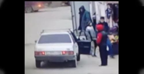 Подросток возле машины. Фото: кадр видео Нурмагомеда Астарханова https://www.youtube.com/watch?time_continue=34&v=A8kHYg7CJlU