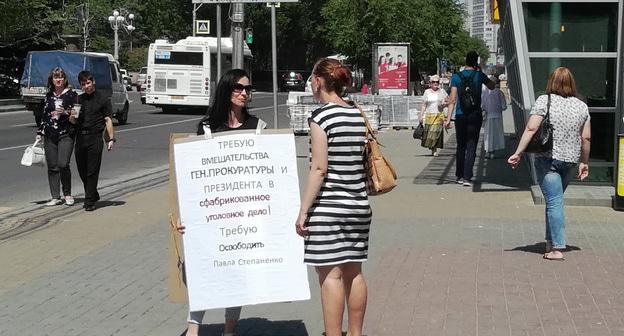 Татьяна Степаненко в одиночном пикете. Волгоград, 23 мая 2018 года. Фото Татьяны Филимоновой для "Кавказского узла"