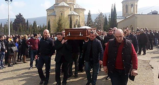 Похороны бизнесмена Бесо Хардзиани. Фото: кадр видео  interpressnews.ge http://www.interpressnews.ge/ru/2010-05-25-09-34-46/70042-2015-04-02-13-31-10.html?ar=A