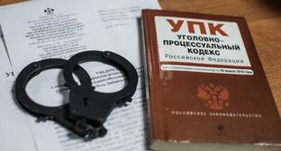 Уголовный кодекс и наручники. Фото Елены Синеок, Юга.ру