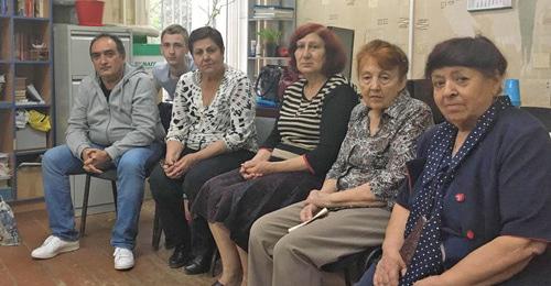 Участники голодовки и группа их поддержки. Фото Анны Грицевич для "Кавказского узла"