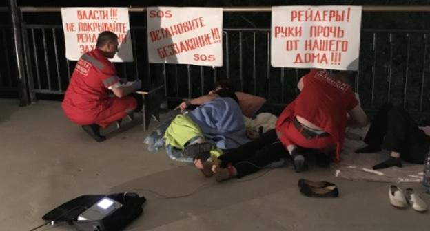 Медработники оказывают помощь участникам голодовки в Сочи, 24 мая 2018 год. Фото Владимира Мащенко.