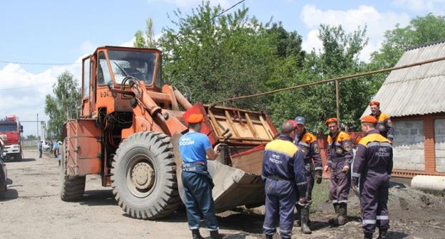 Сотрудники МЧС участвуют в аварийно-восстановительных работах в пострадавшем от подтопления селении Цалык Правобережного района Северной Осетии. Фото: Пресс-служба Главное управление МЧС России http://15.mchs.gov.ru