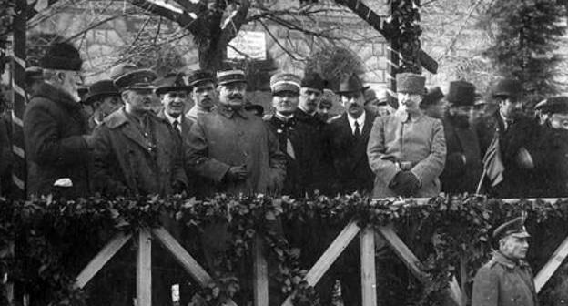 Грузия отмечает первую годовщину своей независимости. 1919 год. На трибуне Н.Жордания, С. Мдивани, Н. Церетели, П. Какхиани, Г. Лордкипанидзе, Е. Такаишвили. Фото National Archives of Georgia, предоставлено пресс-службой правительства Грузии.