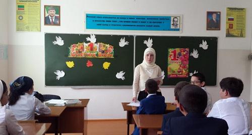 Урок 1 сентября в одной из школ поселка Ойсхара. Фото пресс-службы МБОУ "Ойсхарская средняя школа №2".