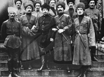 Офицеры вооруженных сил АДР, 1918 год. Фото: https://www.ourbaku.com/