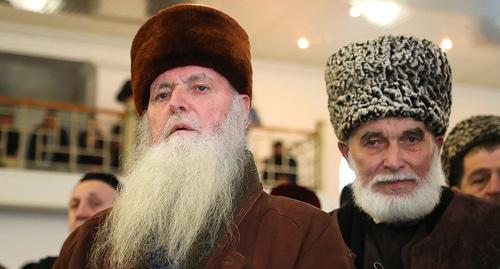 Верующие в  Центральной соборной мечети Назрани. Фото http://www.ingushetia.ru/photo/section.php?SECTION_ID=349