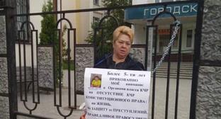 Алла Русакова приковала цепями свои руки к воротам у входа во двор больницы в Черкесске. Фото предоставлено родственниками Аллы Русаковой.