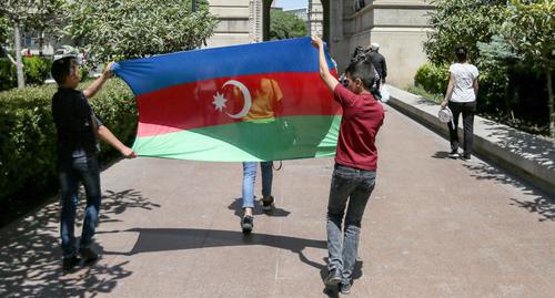 Участники шествия несут флаг Азербайджана. Баку, 28 мая 2018 г. Фото Азиза Каримова для "Кавказского узла" 