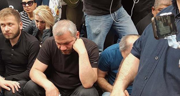 Заза Саралидзе (в центре), отец убитого в Тбилиси школьника во время акции протеста. 31 мая 2018 г. Фото © Sputnik / Shota Nozadze
https://sputnik-georgia.ru/society/20180531/240687552/Sotni-chelovek-sobralis-na-akcii-protesta-u-Glavnoj-prokuratury-Gruzii.html