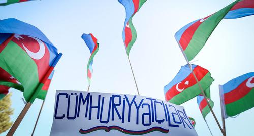 Надпись на плакате - "Джумхуриййет" (Республика). Празднование Дня Республики в Азербайджане. Баку, 28 мая 2018 г. Фото Азиза Каримова для "Кавказского узла"