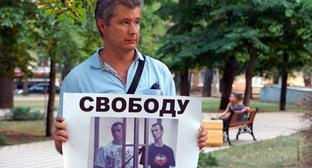Участник пикета в поддержку Олега Сенцова и Александра Кольченко в Ростове-на-Дону,  31 июля 2015 года. Фото Константина Волгина для "Кавказского узла"
