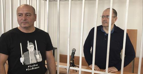 Оюб Титиев (справа) в зале суда. 31 мая 2018 г. Фото: Пресс-служба ПЦ "Мемориал"