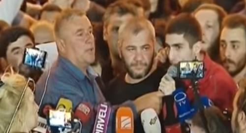 Отцы убитых школьников в окружении журналистов на акции протеста в Тбилиси 1 июня 2018 год. Слева отец Левана Дадунашвили, справа отец Зазы Саралидзе. Скриншот видео https://1tv.ge