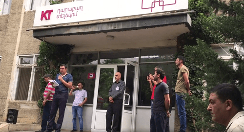 Акция протеста у офиса «Карабах Телеком». Кадр видео https://www.facebook.com/armtimes.hy/videos/2070372493206705/