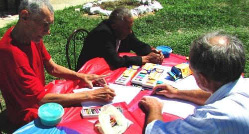 Постояльцы гостиницы для бездомных рисуют дома своей мечты в рамках арт-акции "неГараж!". Село Горноводяное, 2 июня 2018 года. Фото Вячеслава Ященко для "Кавказского узла".