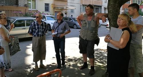 Жильцы дома №20 по Вишневой улице в Сочи на собрании 2 июня 2018. Фото Светланы Кравченко для "Кавказского узла".