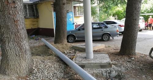 Строители забетонировали места для опор под газовые трубы в зеленом уголке в Сочи. Фото Светланы Кравченко для "Кавказского узла".