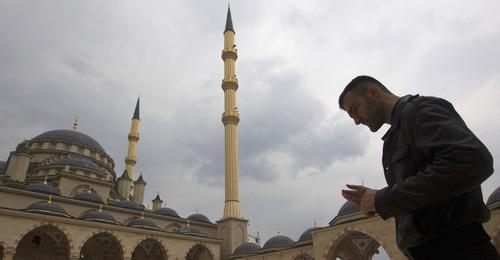Верующий во время молитвы в мечети "Сердце Чечни" в Грозном. Фото: REUTERS/Maxim Shemetov 